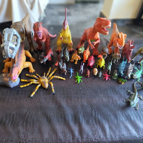 Dinosaur figures like new, pack of 9 large and 30 small to medium
