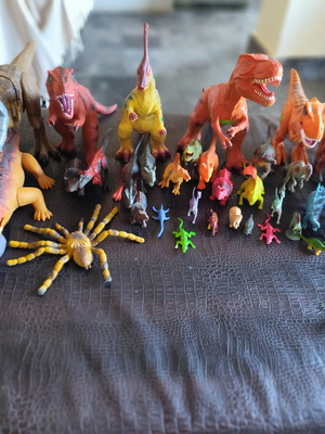 Dinosaur figures like new, pack of 9 large and 30 small to medium