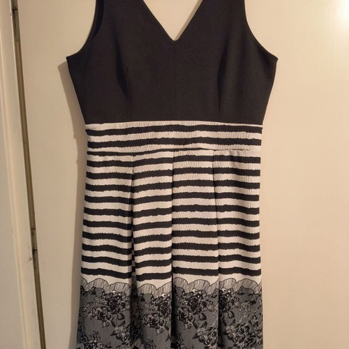 Women's black and white elastic dress size L/XL like new