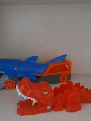 Hot Wheels Teratomachoi like new, set of 2 pieces