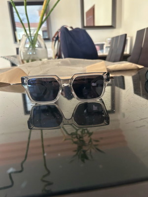 Γυαλιά ηλίου Prada σε πολύ καλή κατάσταση με θήκη και μαντηλάκι