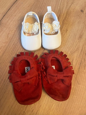Branded baby shoes like new, pack of 2 pairs