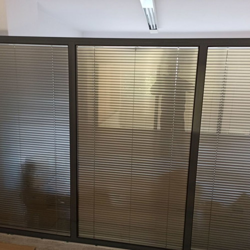 Aluminum partitions used with 2 glass panels and adjustable blinds