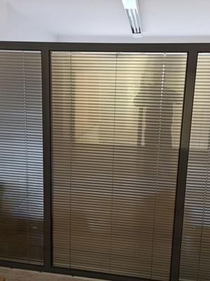Aluminum partitions used with 2 glass panels and adjustable blinds