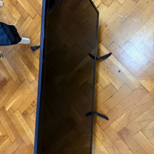 TV 32 inch like new with wall mount
