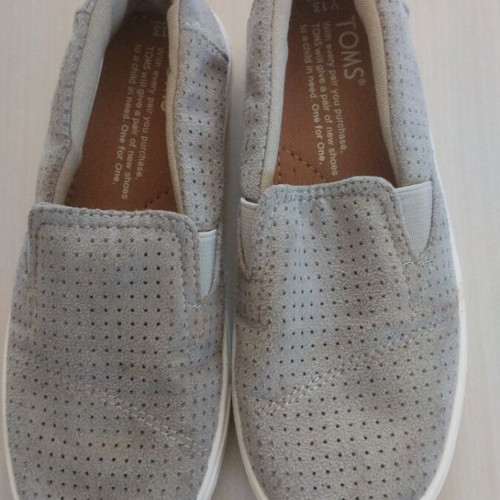 Toms shoes gray slip-on moccasins like new, size 31