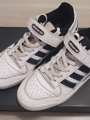 Adidas Forum Low παιδικά αθλητικά παπούτσια σε λευκό και μαύρο, νούμερο 40