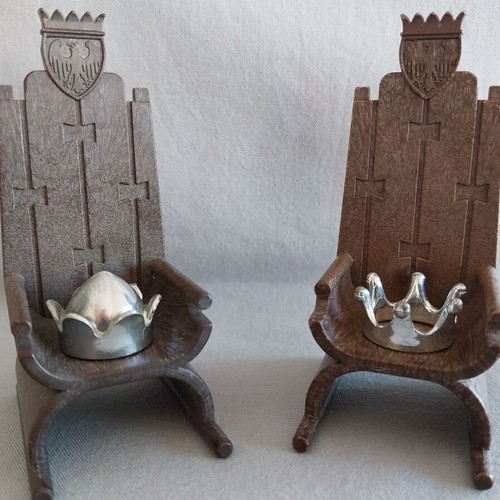 Playmobil medieval thrones set used with crowns and chest