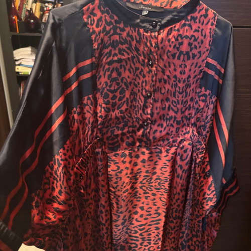 Junona shirt like new, black and red with striking design