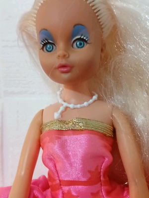 Bibi Bo κεφάλι σε σώμα Sindy Pedigree μεταχειρισμένο, έντονο ροζ φόρεμα