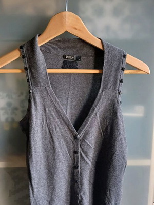 Knitted vest like new, grey with studs