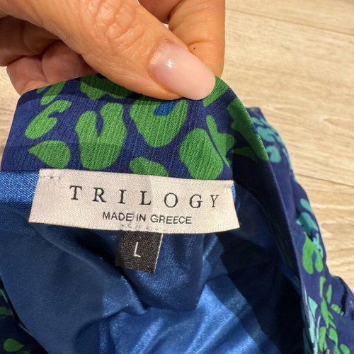 Trilogy set size L in perfect condition with skirt and one-shoulder blouse
