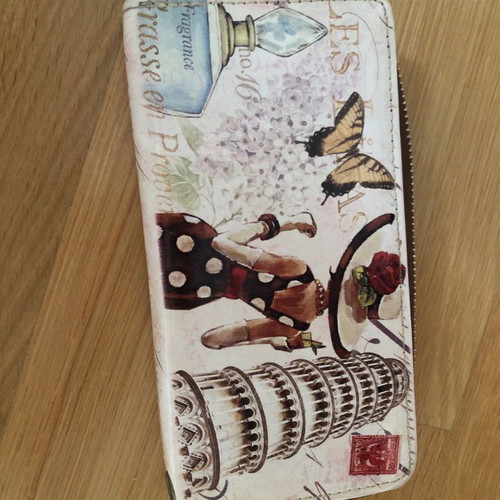 Wallet used with wear on inner zipper