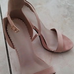 Nude suede sandals used with thin heel and scalloped detail