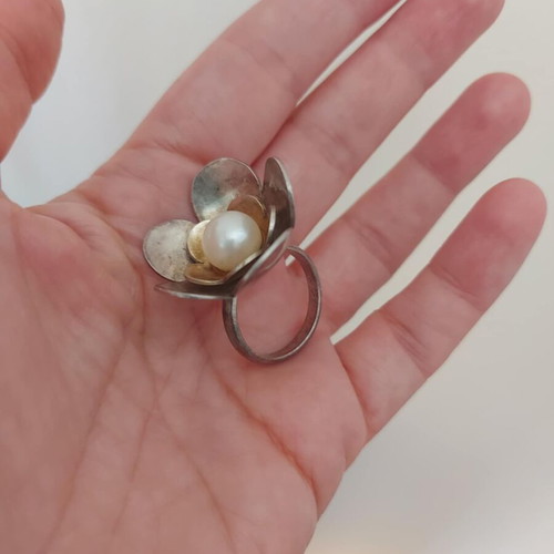 Silver ring flower with pearl used