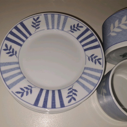 Tea set 4 pcs like new with cups and saucers