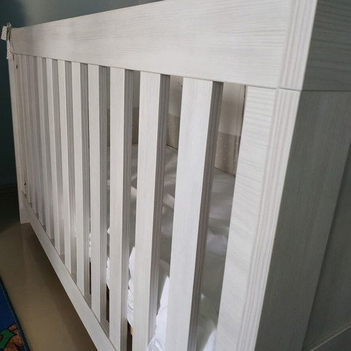 Nado Aqua White Baby Bed and Dresser Set like new with mattress