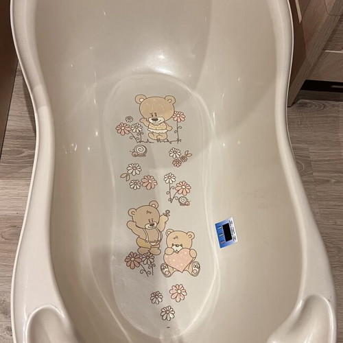 Baby bathtub with bear design and built-in thermometer
