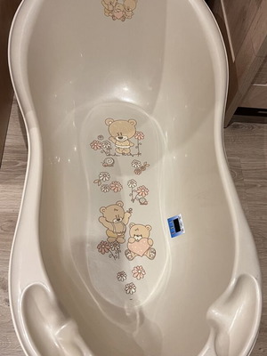 Baby bathtub with bear design and built-in thermometer