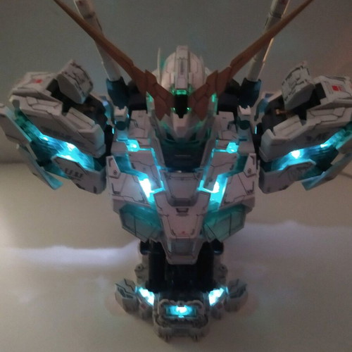 RX-0 Unicorn Gundam Bust 1/35 like new, assembled with LED lighting