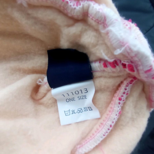 Knitted fuchsia Stamion hat with Thinsulate insulation slightly used