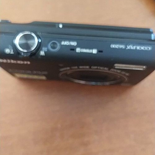 Nikon digital camera like new with card reader and triple audio-video cable