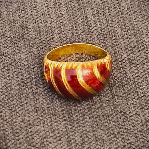 Vintage Chevalier ring 18K gold with burgundy enamel like new