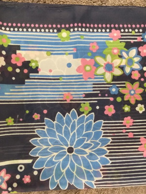 Квадратно шалче употребявано в синьо с розово и морско