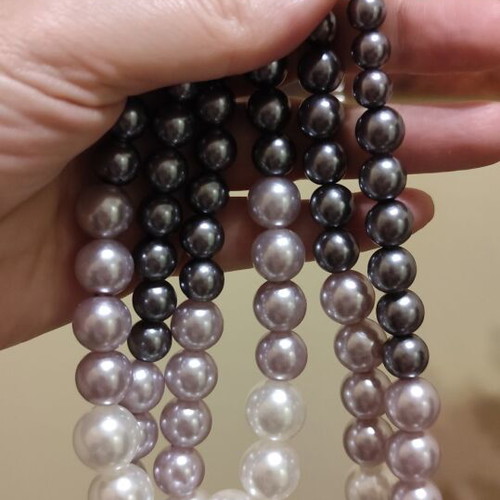 Impressive necklace with three rows of pearls new in white and gray