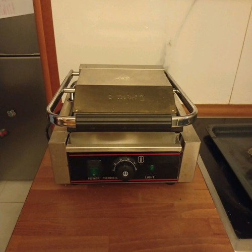 Professional Panini Grill like new with thermostat, 4 square toasts capacity