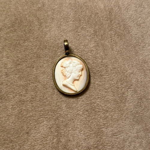 Cameo pendant used, old