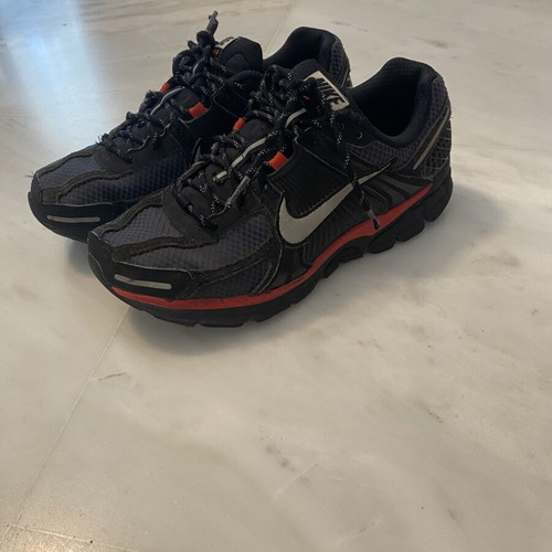 Nike Vomero 5 casual shoes size 42.5 like new black and red
