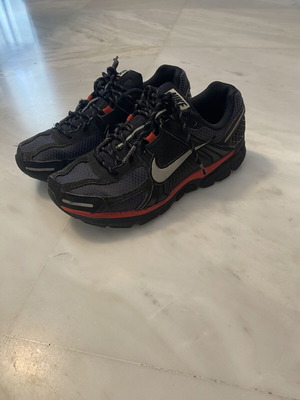 Nike Vomero 5 casual shoes size 42.5 like new black and red