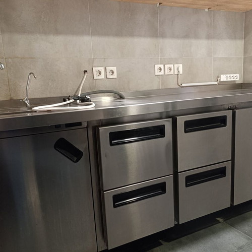 Refrigerated counter with 4 drawers, 2 doors, sink and ice compartment