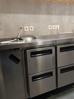 Refrigerated counter with 4 drawers, 2 doors, sink and ice compartment