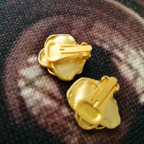 Vintage rose clip earrings like new, gold color