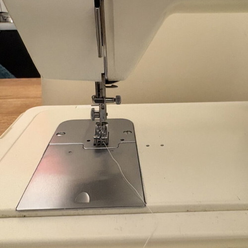 Brother Sewing Machine VX 667 Model E like new, in case