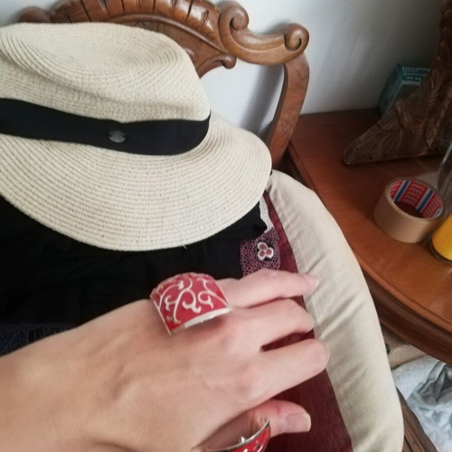Metal red bracelet like new, diameter 7 cm