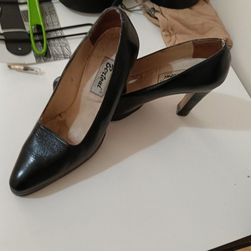 Bertoni leather pumps size 38 refurbished, black