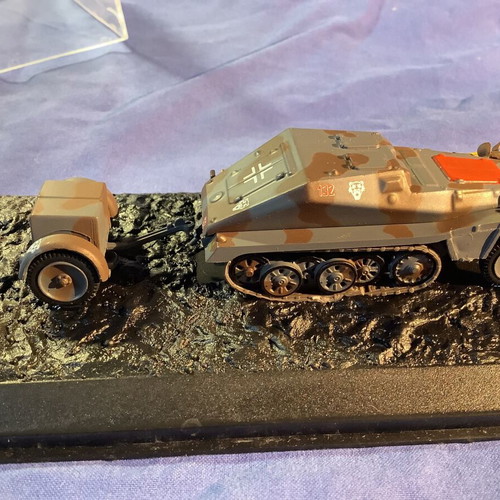 Sd.Kfz.252 model with Sd.Anh.3 trailer like new, 1:72 scale