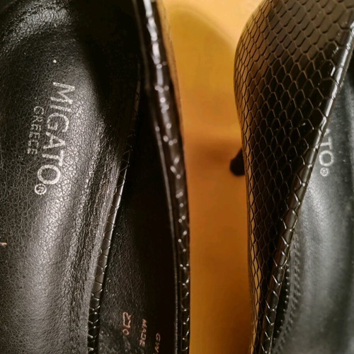 Migato black pumps new with croco pattern and metal tip