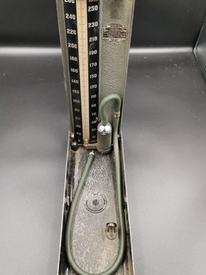 Baumanometer Kompak Model vintage sphygmomanometer used 1932-1959