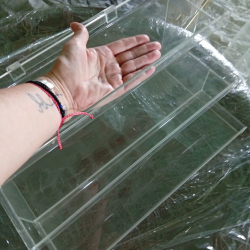 Plexiglass shelves set of 2 like new, ideal for store display