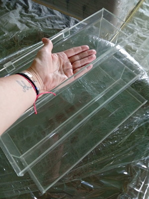 Plexiglass shelves set of 2 like new, ideal for store display