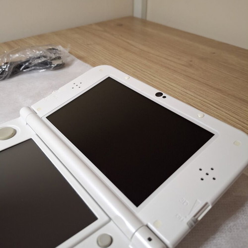 New Nintendo 3DS XL White Pearl handheld console