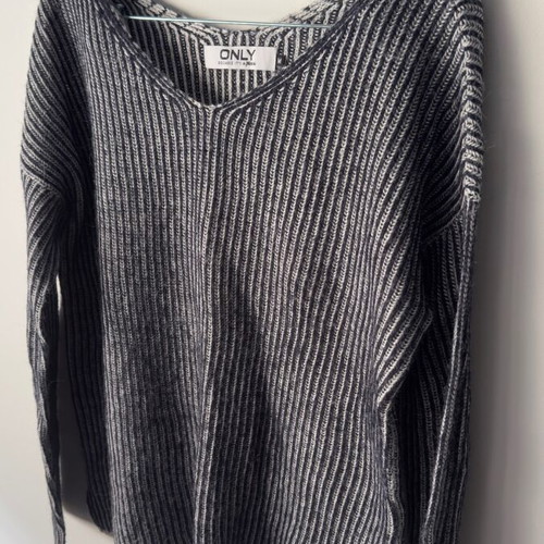 Only ribbed knit sweater with V neck, like new, size M, grey/black melange