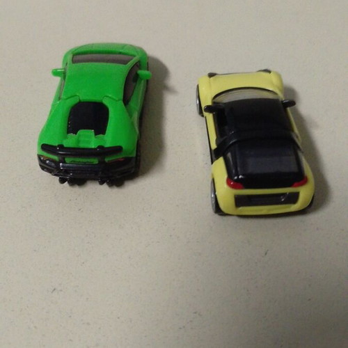 Pack of 2 small toy cars like new