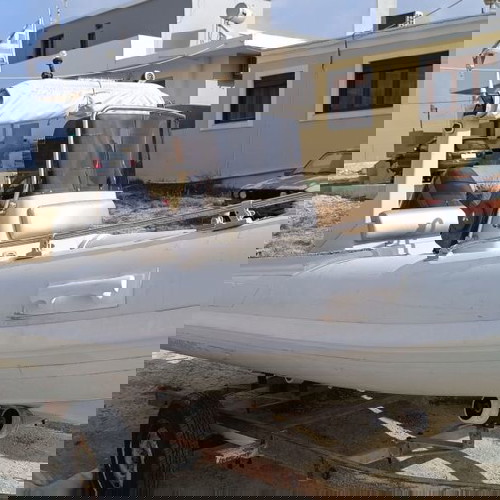 Σκάφος μεταχειρισμένο, δίχρονος κινητήρας, 90 HP, πλαστικό, άσπρο, 5 μ.