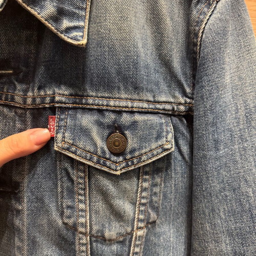 Levi’s denim jacket women’s like new, blue, size M