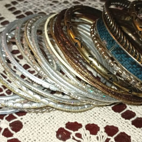 Bracelets used, set of 83 in silver, gold, pink, copper, bronze, black, blue